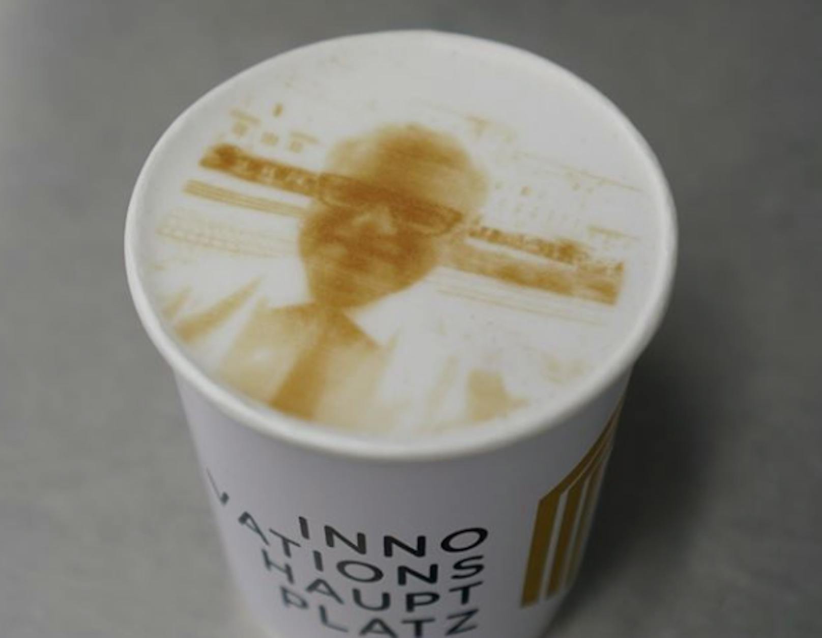 Bürgermeister Klaus Lugers Porträt ist auf diesem Kaffee zu sehen.