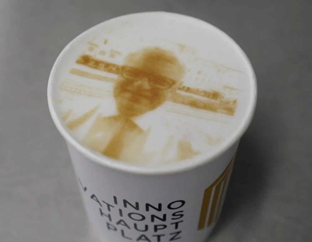 Bürgermeister Klaus Lugers Porträt ist auf diesem Kaffee zu sehen.
