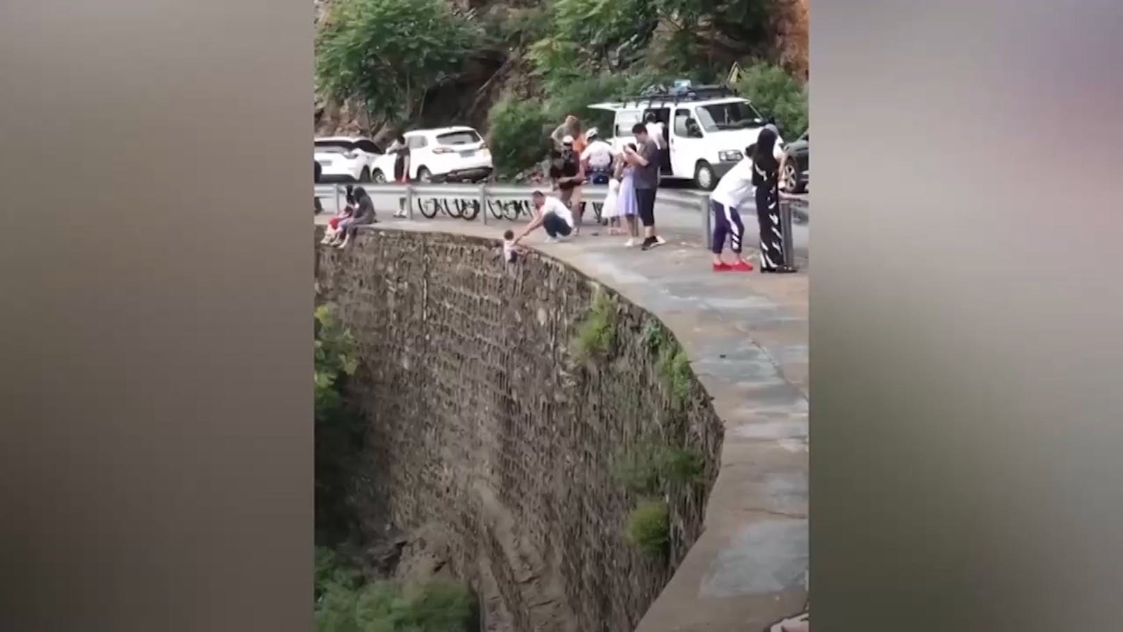 Was für eine sinnlose Aktion: Dieses Video sorgt in China für Empörung.