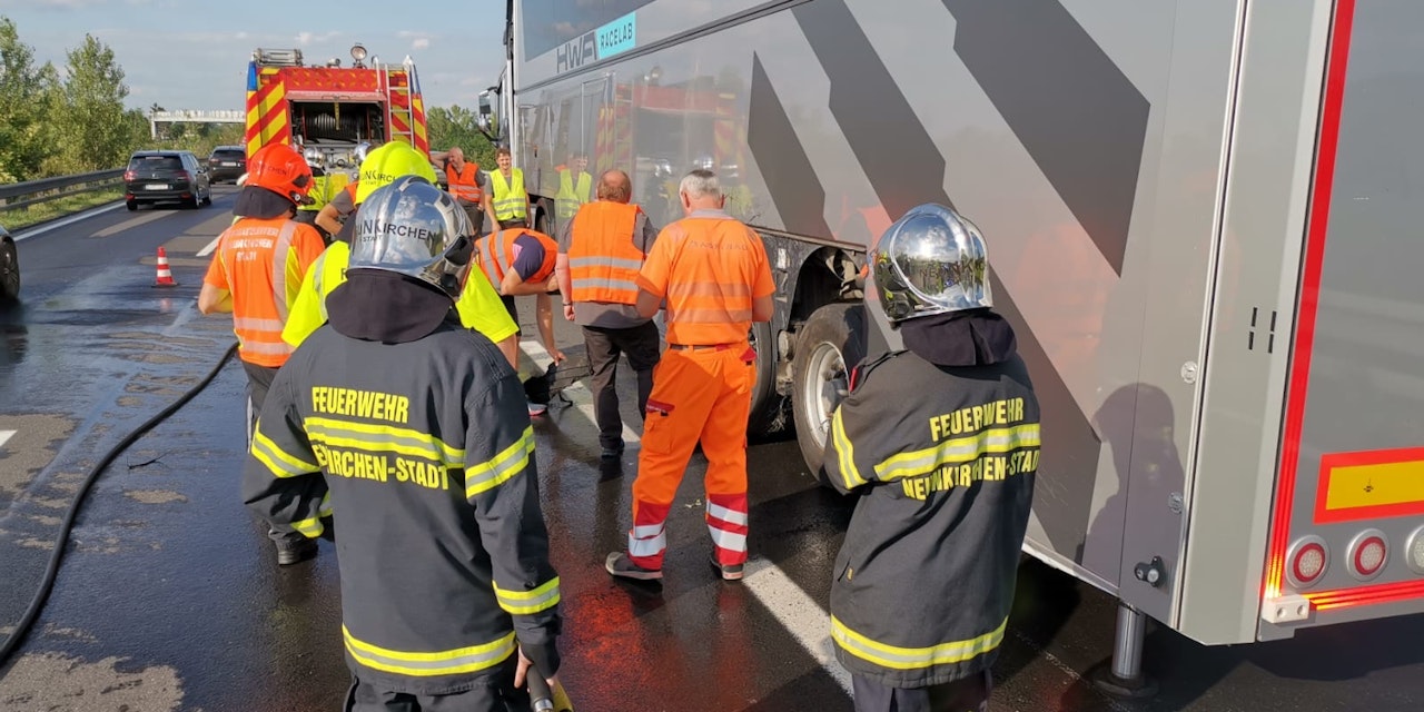 Sattelzug mit Formel-3-Wagen an Bord fing Feuer ...