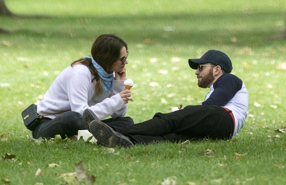 <strong>Lily James</strong> (li.) und <strong>Chris Evans</strong> genießen ihren gemeinsamen Ausflug in den Park.