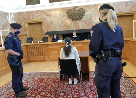 Die junge Angeklagte vor Gericht