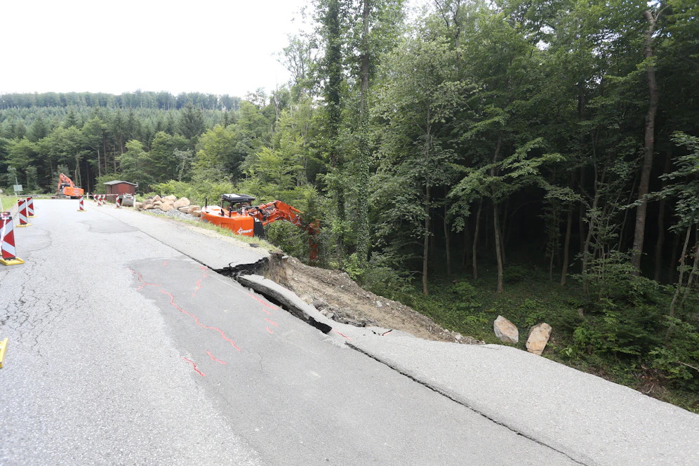 Straße wurde regelrecht weggespült.