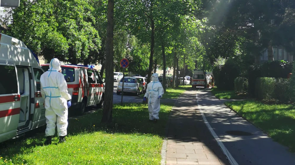 Ein Foto aus Linz zeigt laut einer Zeugin einen Corona-Einsatz in der Muldenstraße.
