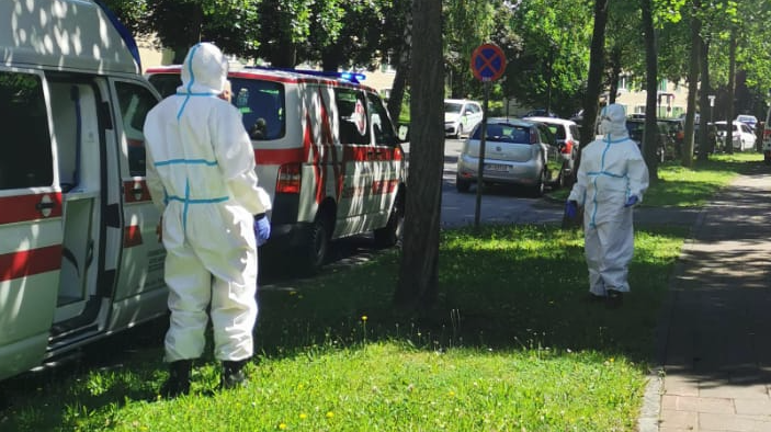 Ein Foto aus Linz zeigt laut einer Zeugin einen Corona-Einsatz in der Muldenstraße.