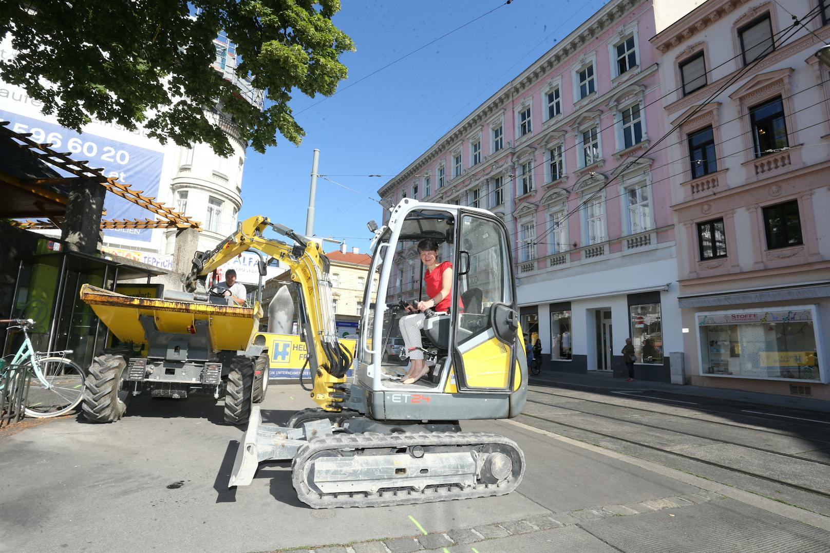 Zum Baustart setzte sich Bezirkschefin Silvia Nossek (G) höchstpersönlich ans Steuer eines Mini-Baggers.