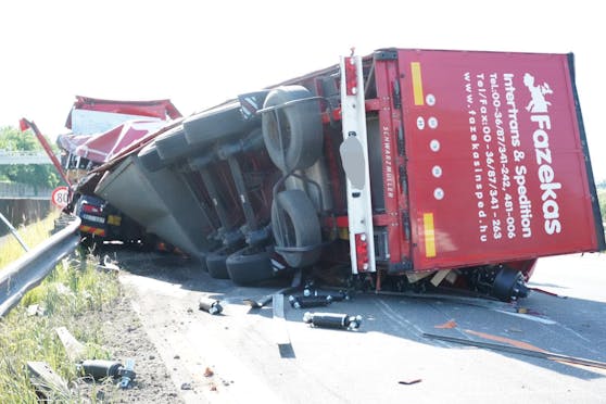 Stau nach schwerem LkwUnfall auf der A1