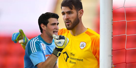 Samuel Sahin-Radlinger bei Barnsley (r.) und als Rapid-Keeper