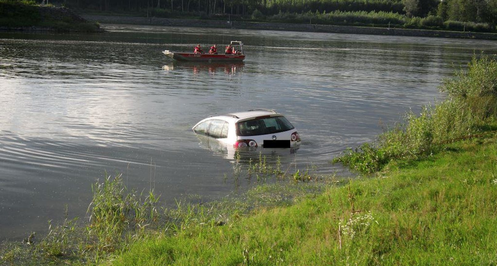 Das Auto wurde aus der Donau gefischt.