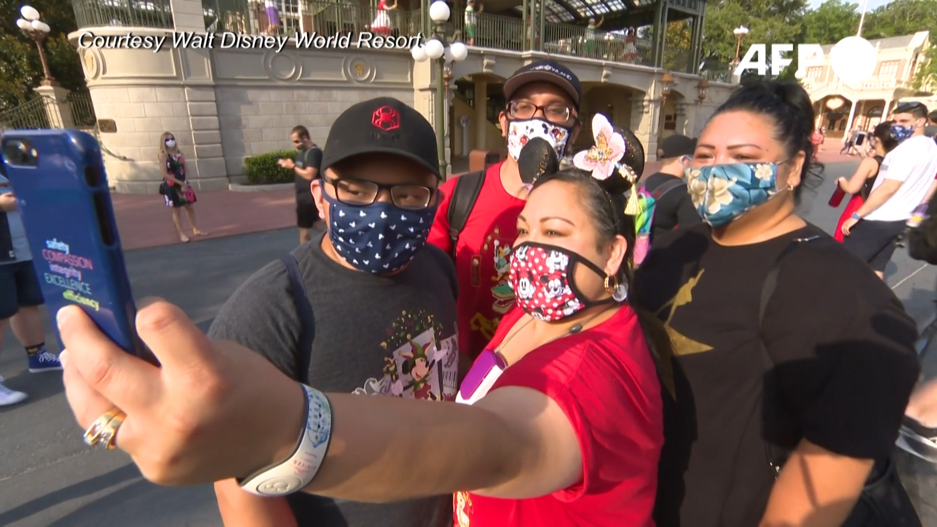 Trotz Corona-Gefahr stürmen Mickey-Fans jetzt wieder Disney World in Florida.