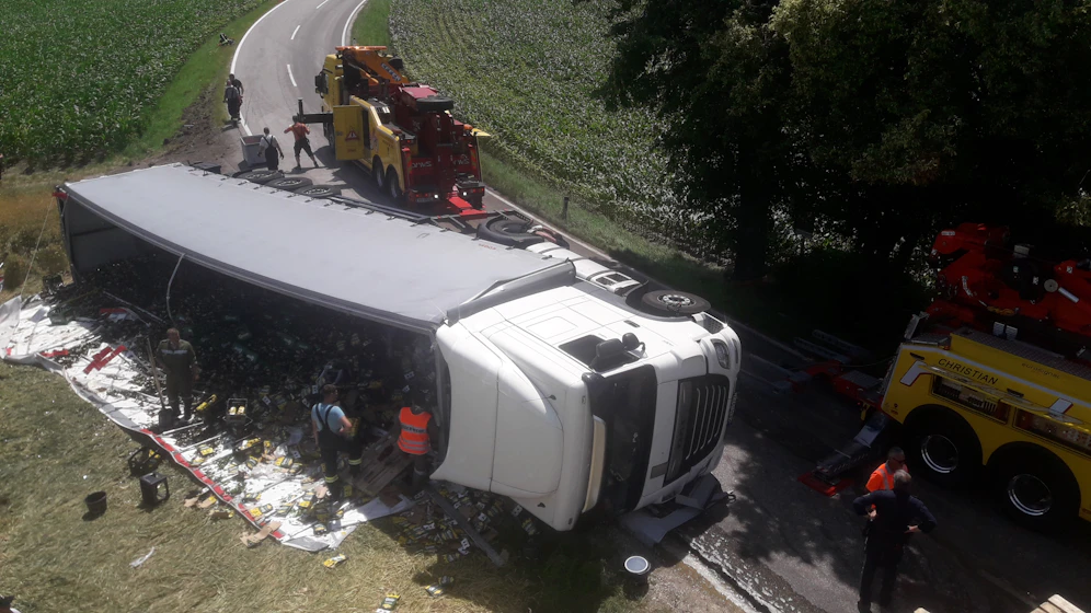 Kistenweise Radler wurden im Gelände verstreut.