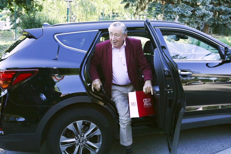 Montagfrüh in Wien – Baumeister Richard Lugner erscheint gut gelaunt zur Abfahrt<br>