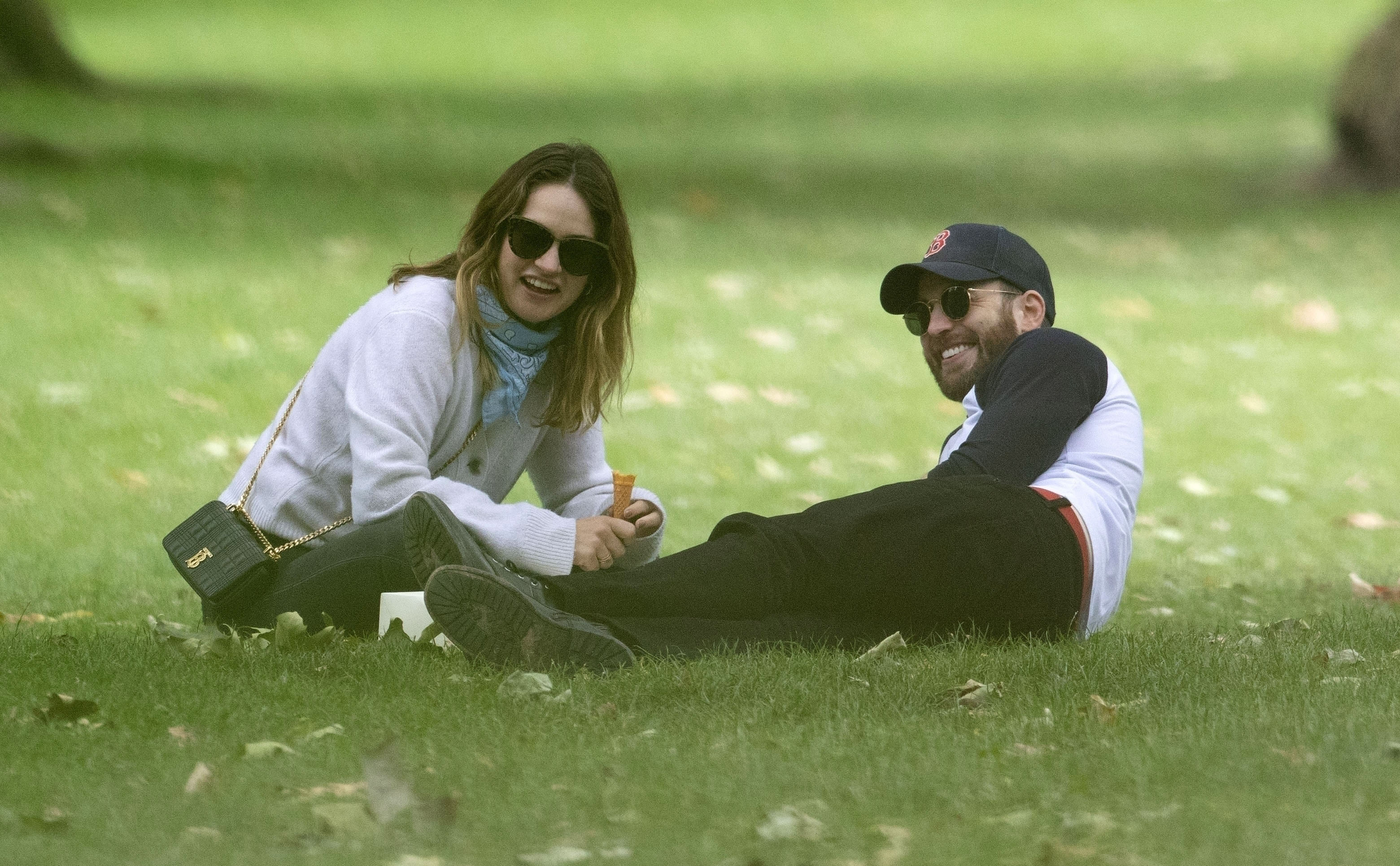 Bahnt sich da eine neue Hollywoodromanze an? <strong>Lily James</strong> (li.) und <strong>Chris Evans</strong> werden immer öfter miteinander gesehen.