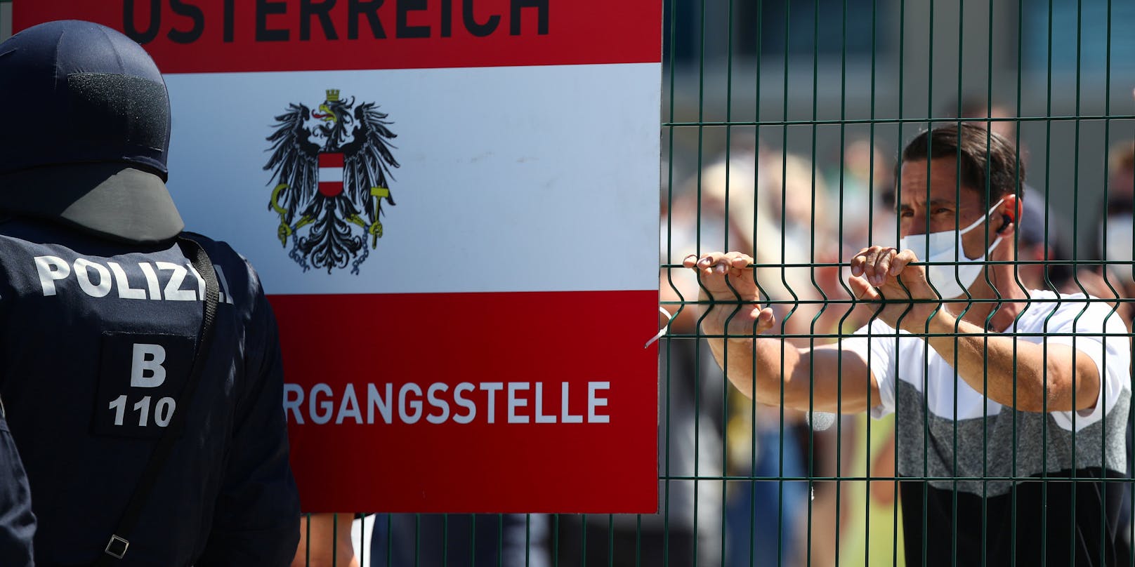 Ein Polizist und ein Statist in der Rolle eines illegalen Migranten bei einer Grenzübung in Nickelsdorf am 2. Juli 2020
