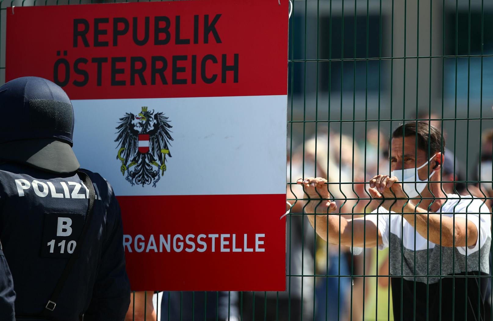 Ein Polizist und ein Statist in der Rolle eines illegalen Migranten bei einer Grenzübung in Nickelsdorf am 2. Juli 2020