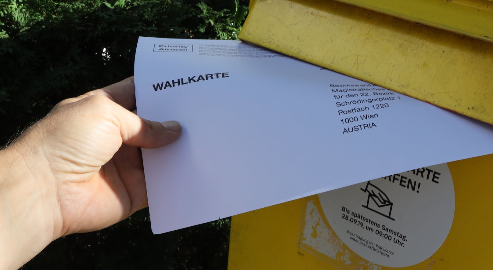 Die Briefwahl-Karte für die Wiener Gemeinderats- und Bezirksvertretungswahlen 2020 muss bis spätestens am Wahltag um 17 Uhr an der richtigen Stelle sein.