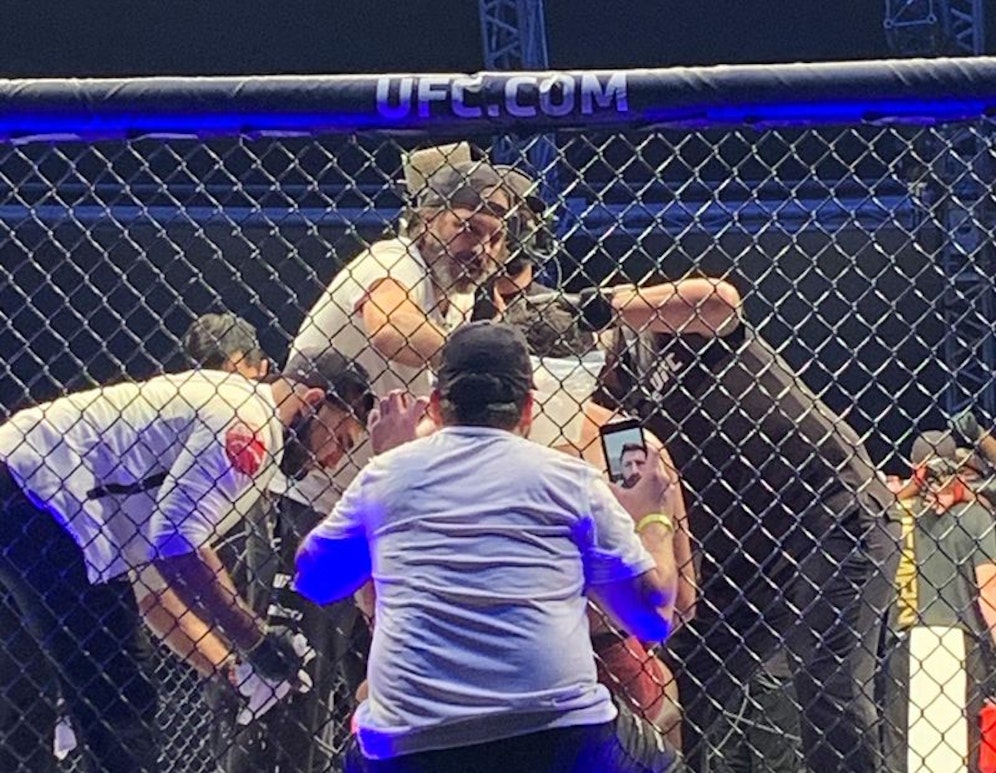 Mike Brown coacht per Facetime. Wegen einer Corona-Infektion durfte er nicht nach Abu Dhabi reisen.