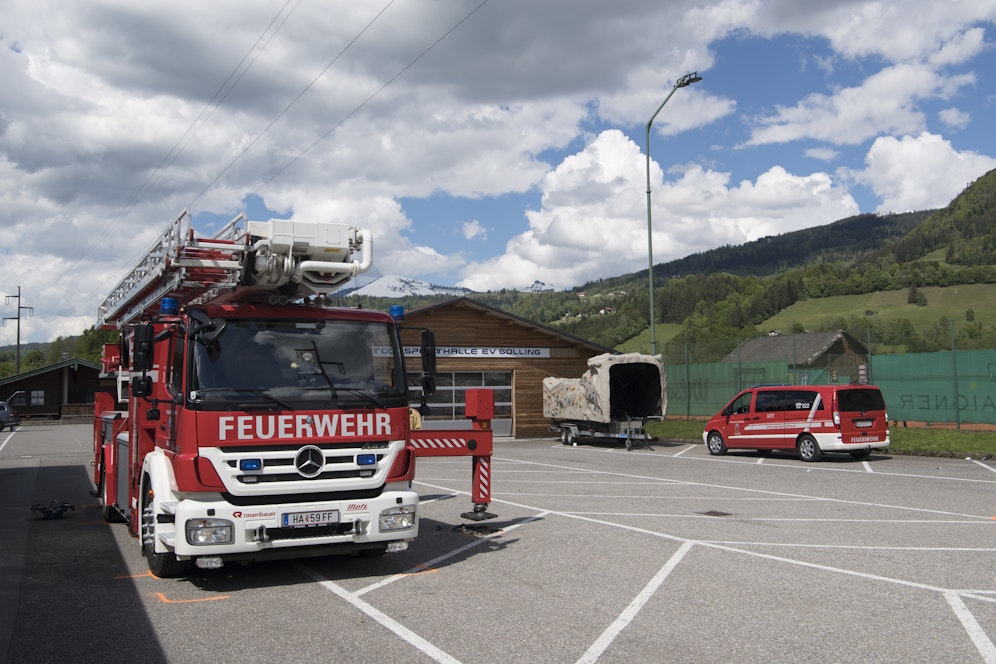Der Korb einer Hebebühne geriet in den Stromkreis. Ein 45-Jähriger erlitt tödliche Verletztungen.