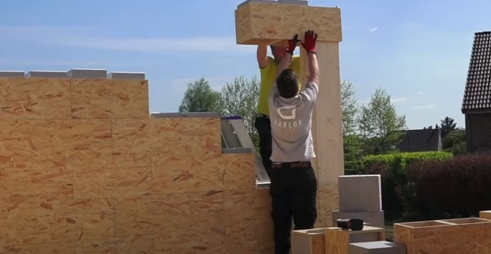 Das Konzept besteht im Wesentlichen aus isolierten Blöcken, einem geeigneten Bodensystem sowie isolierten Balken und Stürzen.