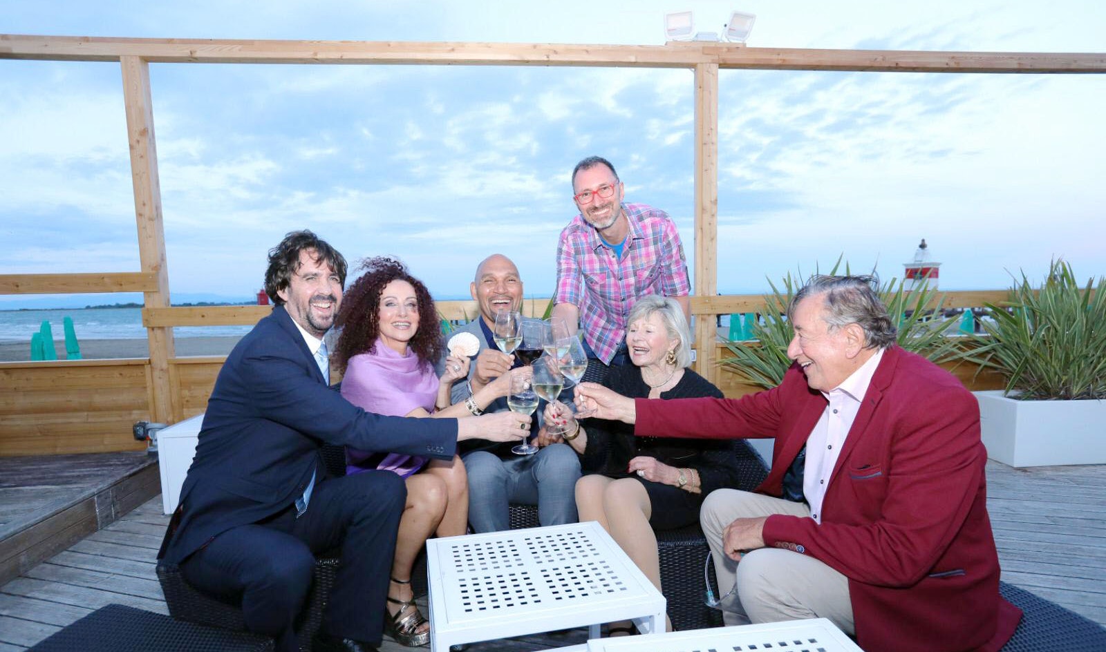 Anstoßen auf einen gelungenen Reisestart bei Sonnenuntergang in Lignano