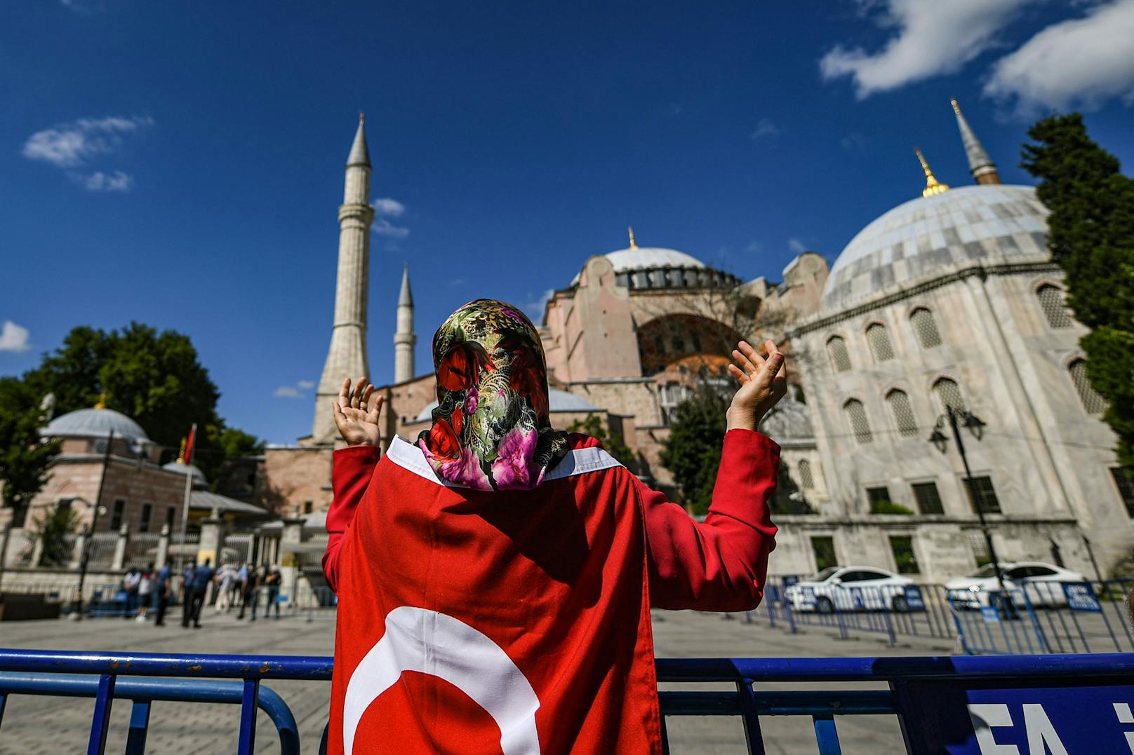 Eine Unterstützerin der Moscheen-Umwandlung vor der Hagia Sophia (10. Juli 2020)