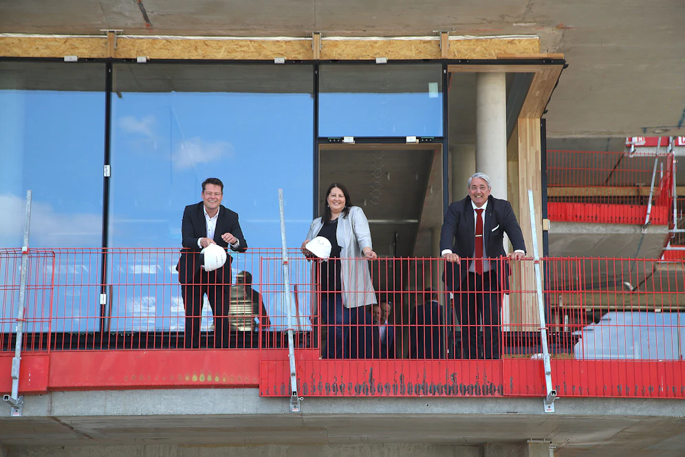 Nach einem Jahr Bauzeit feierte der neue Liselotte-Hansen-Schmidt-Campus im Norden der Seestadt Dachgleiche. (v.l.n.r.:) Bildungsstadtrat Jürgen Czernohorszky, Wohnbaustadträtin Kathrin Gaal und Bezirkschef Ernst Nevrivy (alle SPÖ) feierten mit. 