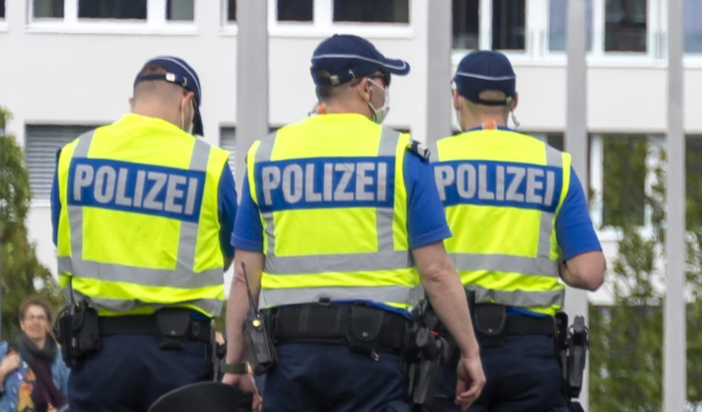 Ein Jugendlicher rastete bei einer Maskenkontrolle völlig aus und attackierte Busfahrer und Polizisten (Symbolbild).
