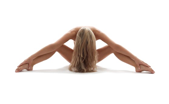 Nackt-Yoga wird auch im Urlaub zum Trend.