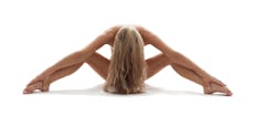 Der Nackt-Yoga-Trend erobert unseren Urlaub