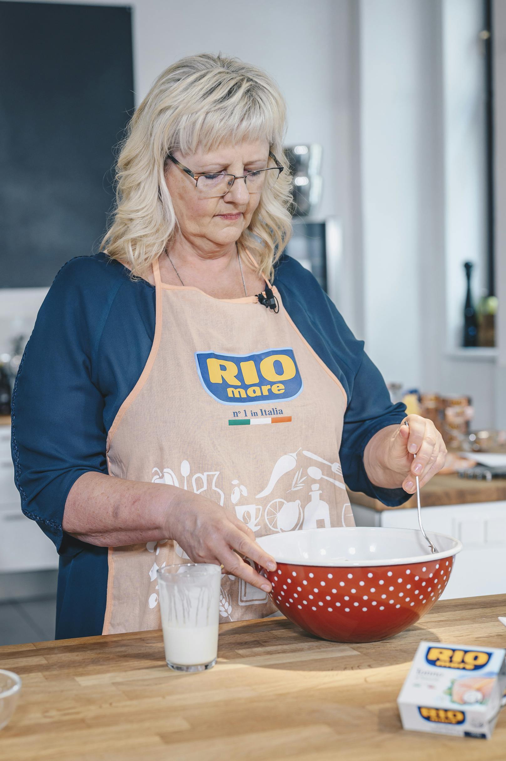 Kochstunde mit Rio Mare: Gewinnerin Gaby bereitet einen Fitnesssalat zu.