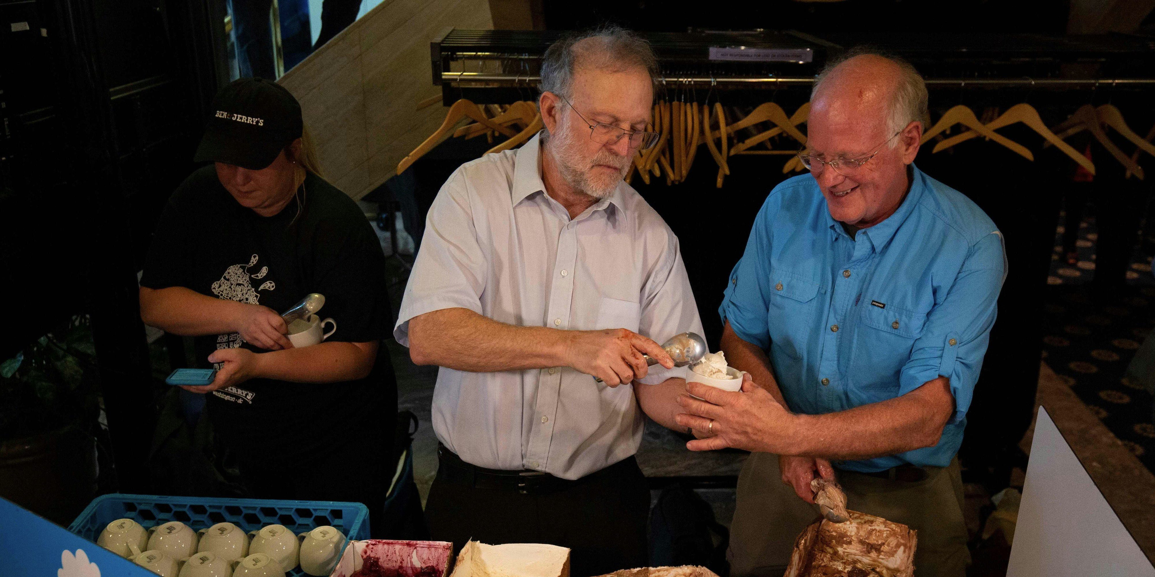 Auch&nbsp;Jerry Greenfield, Mitgründer des US-Eis-Produzenten Ben &amp; Jerry’s (Mitte) fordert: "Besteuert uns!"