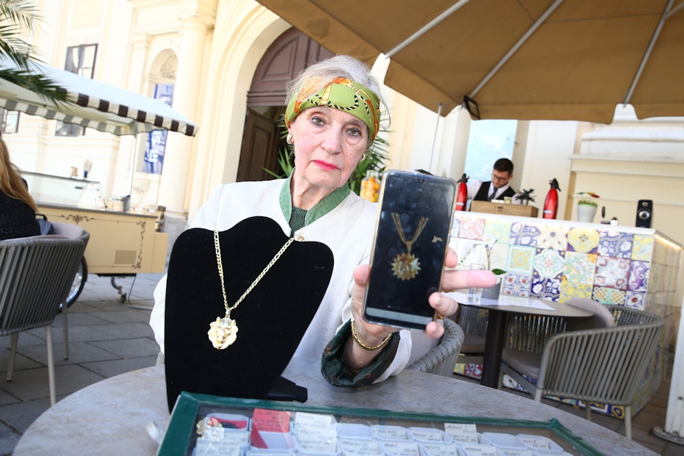 Diese Kette (re.) wurde Marcella M. am Markt gestohlen.