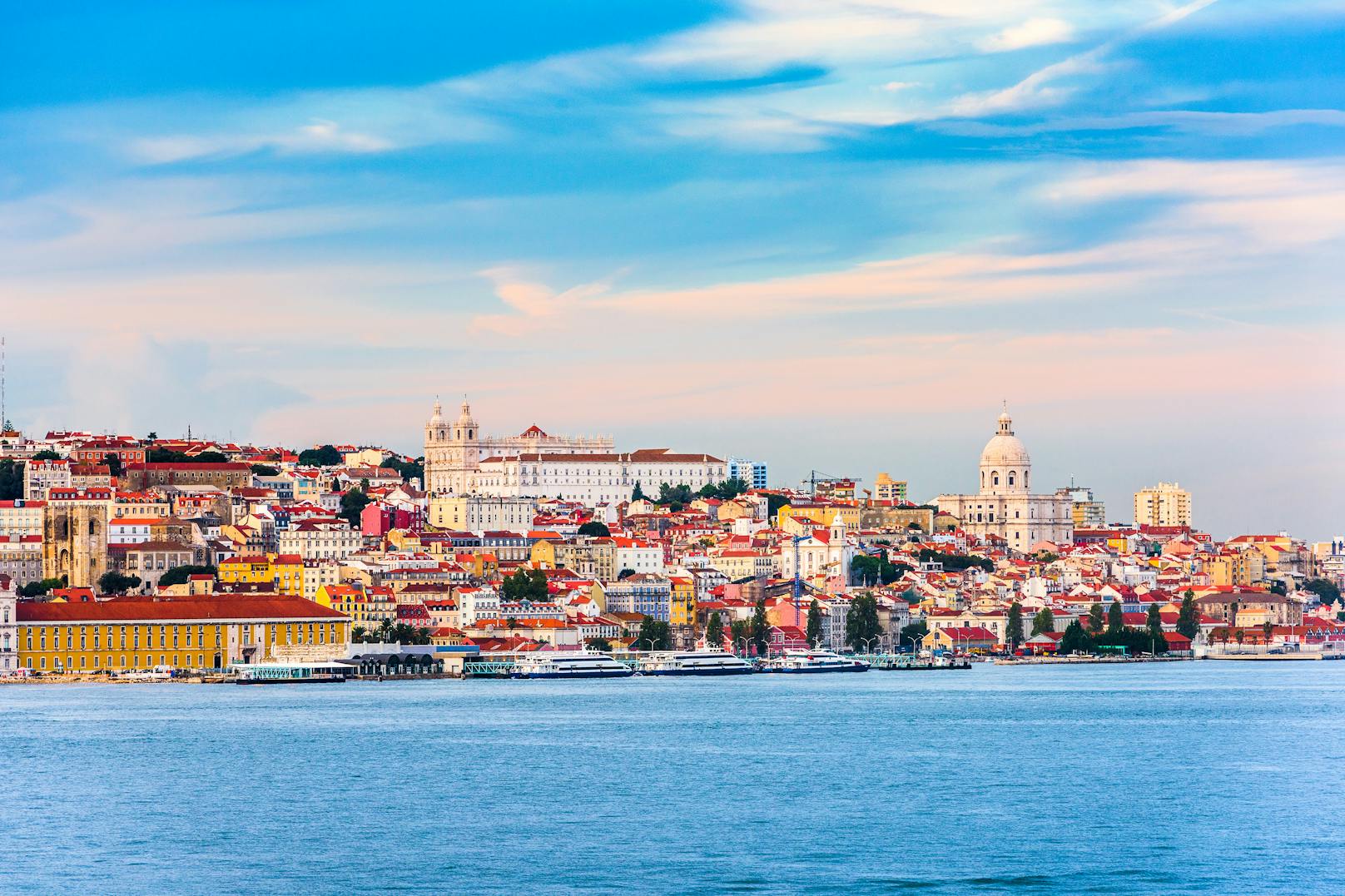 <strong>Platz 6: Lissabon! </strong>Nach der Hauptstadt Portugals wurde auf Google 4.320 Mal im Monat gesucht. Die Stadt an der Atlantikküste bezaubert mit mediterran-maritimem Flair und kann am besten mit den historischen Trams, den “Elétricos”, erkundet werden. Auch der nächste Strand ist hier nicht weit.