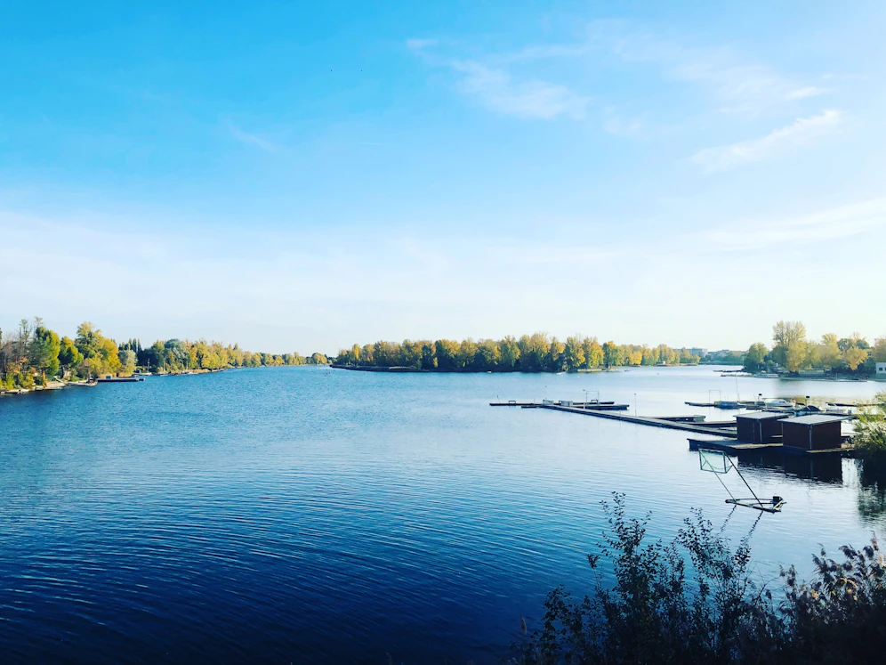 Weite Wasserflächen, malerische Uferpromenaden und romantische Sonnenuntergänge - Nicht ohne Grund zählt die Alte Donau zu den beliebtesten Erholungsgebieten der Hauptstadt.