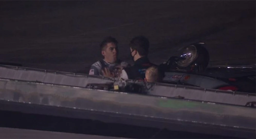 Harrison Burton und Noah Gragson gehen mit den Fäusten aufeinander los.