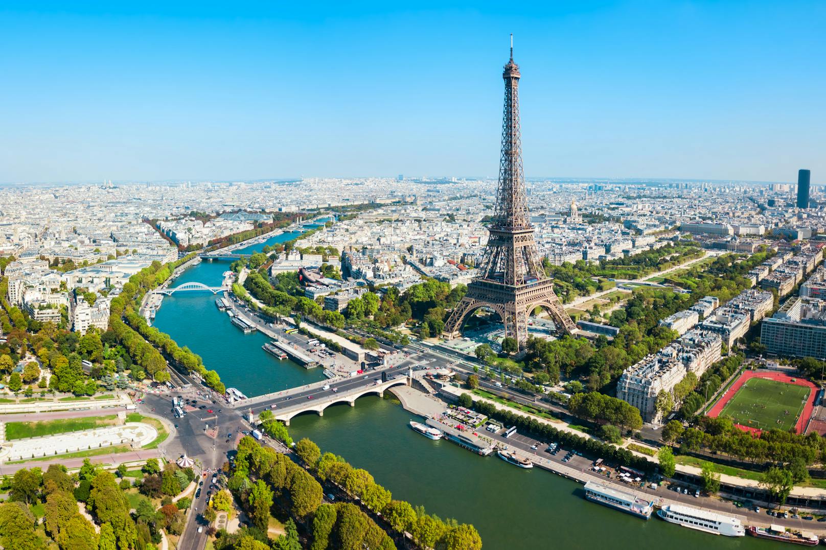 <strong>Platz 3: Paris! </strong>Die Stadt der Liebe ist einer der bekanntesten Sehnsuchtsorte der Welt, auch für 8.030 Google-Nutzer pro Monat. Dass man hier eine Unmenge an weltberühmten Sehenswürdigkeiten wie den Louvre, die Champs Élysées und natürlich den Eiffelturm bewundern kann, versteht sich von selbst.