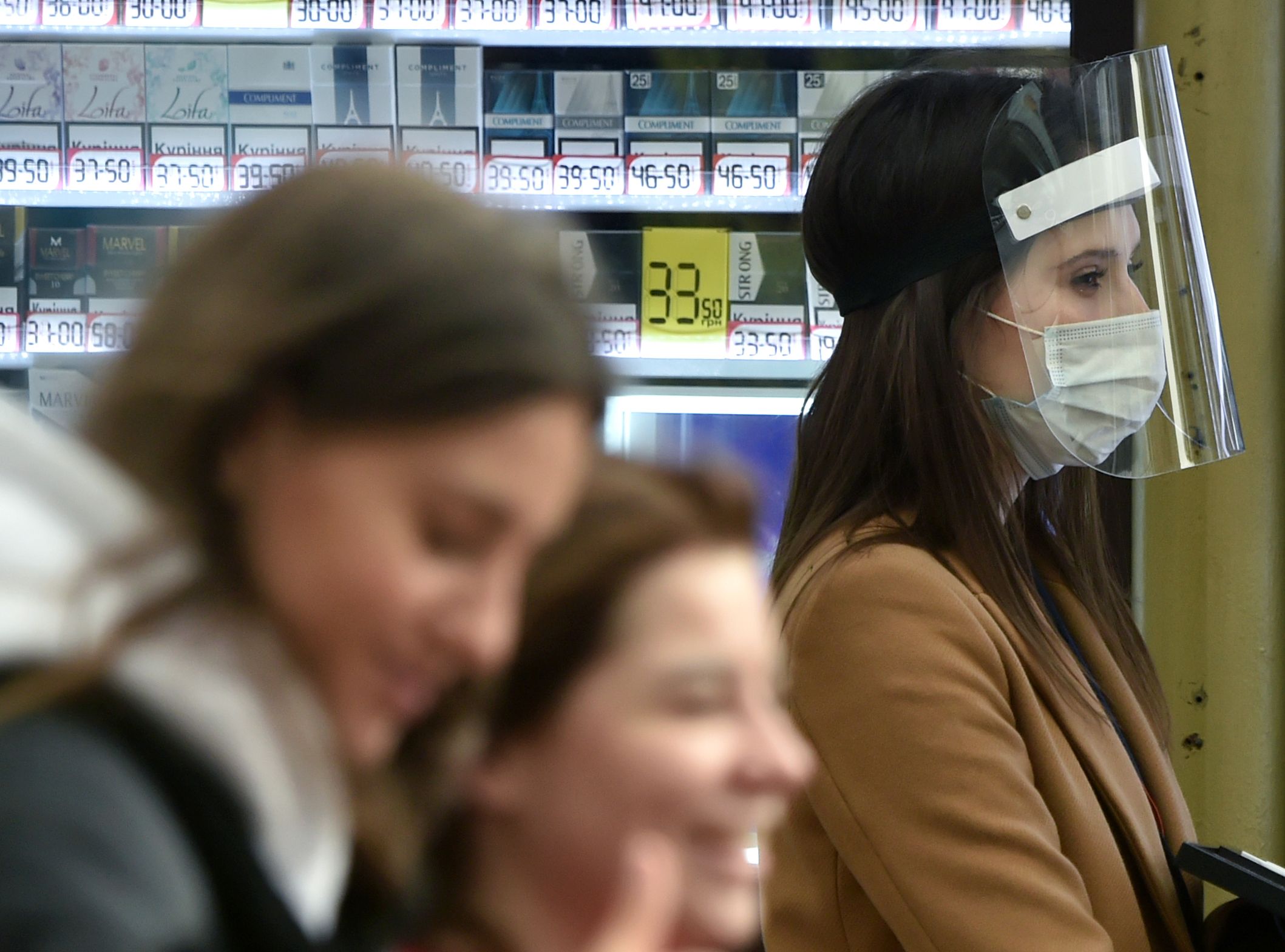 In der Schweiz wurden mehrere Ansteckungen trotz des Tragens eines Faceshields gemeldet.