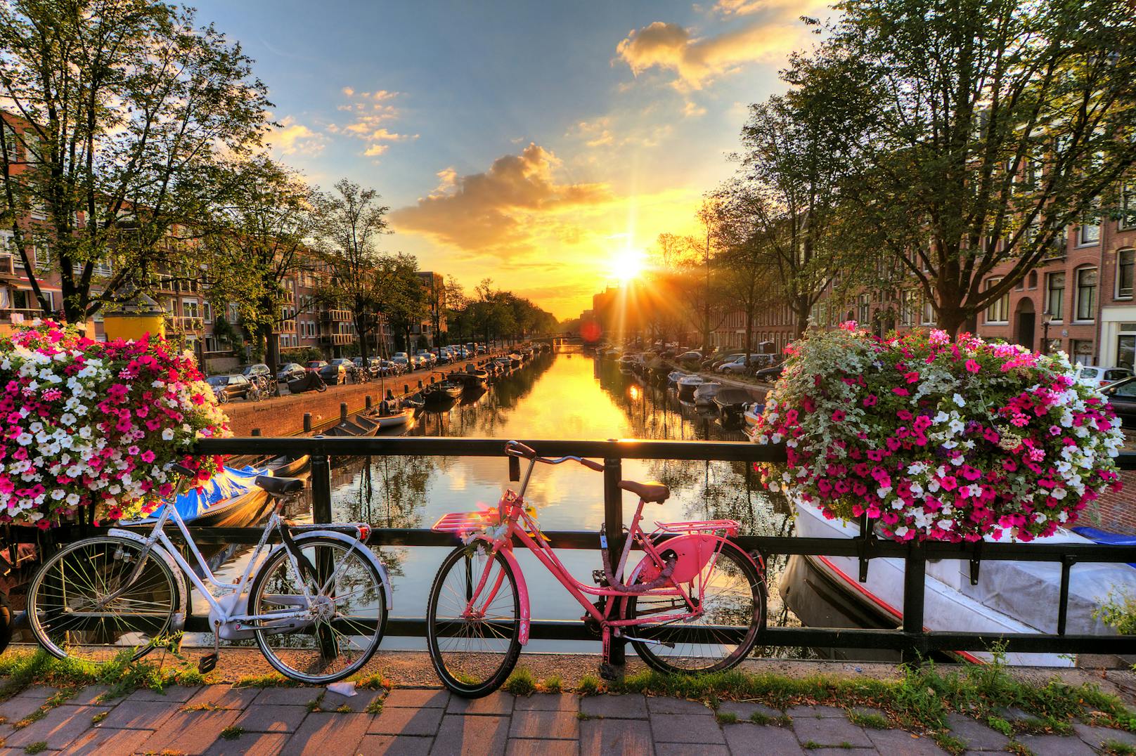 <strong>Platz 1: Amsterdam!</strong> So perfekt wie wohl kaum eine andere Metropole eignet sich Amsterdam für eine Erkundung mit dem Rad. Schließlich gibt es in der Hauptstadt der Niederlande mehr Fahrräder als Einwohner! Wer inmitten des städtischen Trubels ein wenig im Grünen zur Ruhe kommen möchte, legt sich einfach eine Weile in den wunderschönen Vondelpark. Wer es eher beschaulich mag, unternimmt eine Bootsfahrt über die Grachten durch die Innenstadt, besucht das Rijksmuseum, das Stedelijk Museum oder den Blumenmarkt. 17.220 Google-Nutzer träumen davon, der Stadt der Grachten einen Besuch abzustatten.