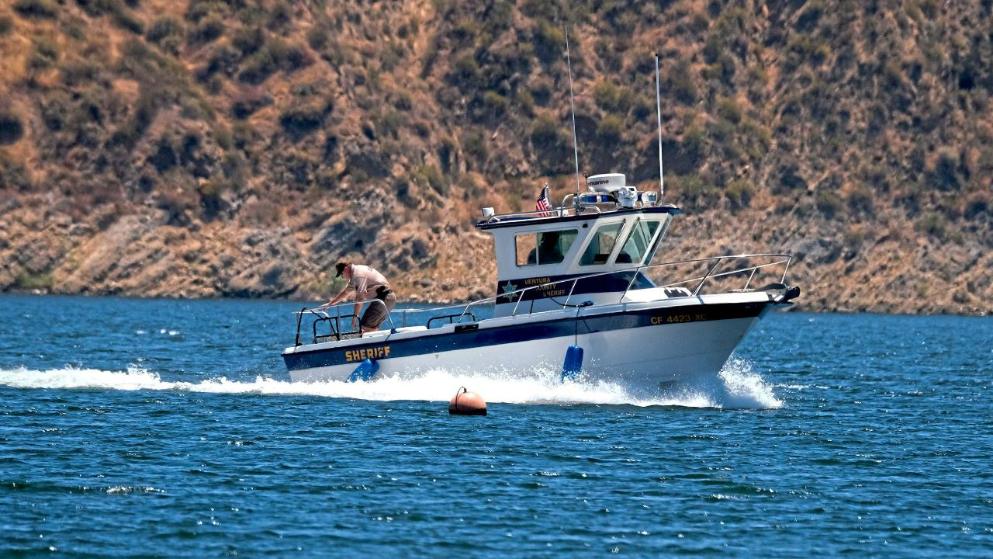 Ein Polizist auf einem Boot am Montag. Während dieses Einsatzes wurde eine Leiche gefunden.