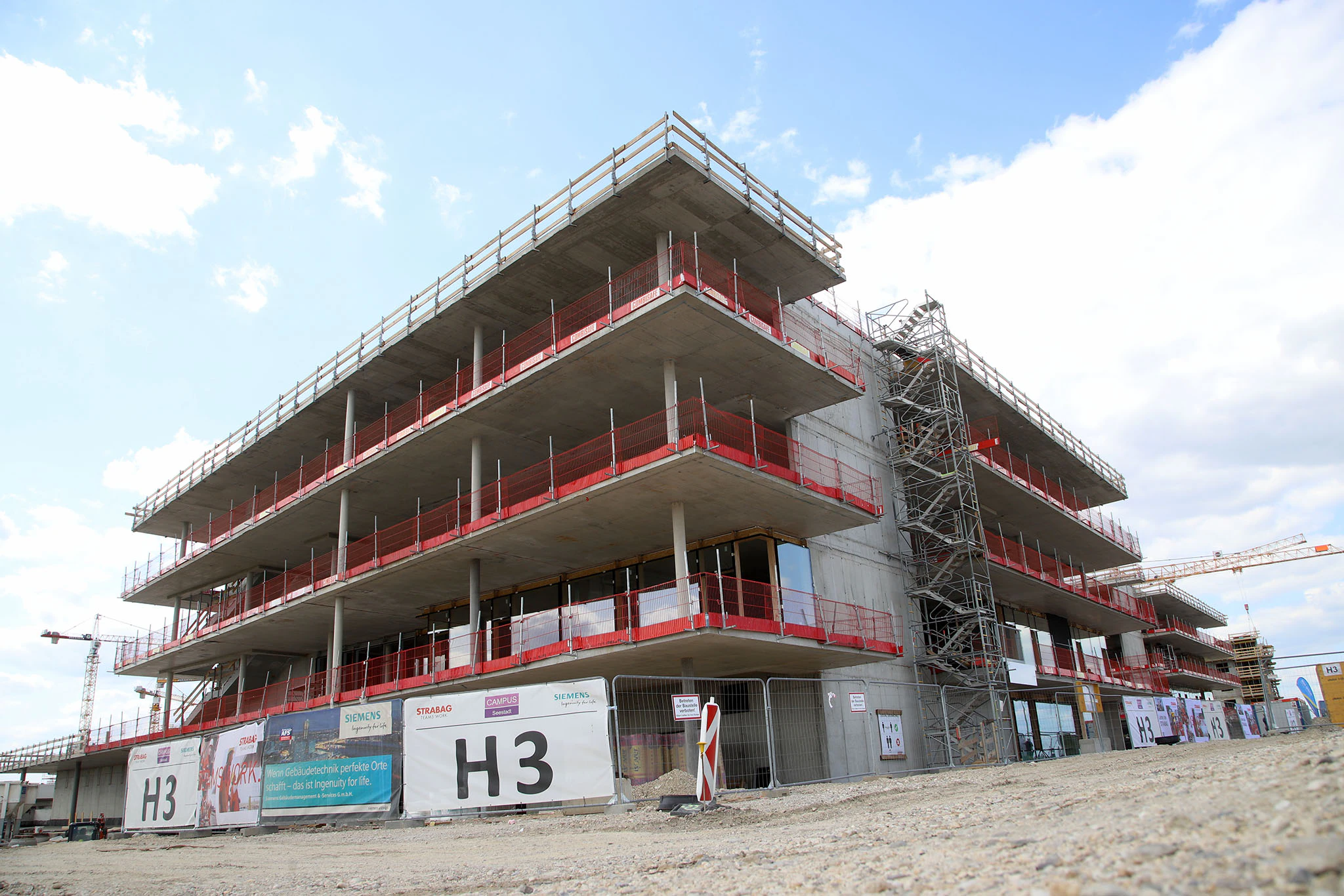 Der neue Bildungscampus bietet Platz für bis zu 1.100 Kinder und Jugendliche. Die Fertigstellung ist bis zum Schuljahr 2021/22 geplant.