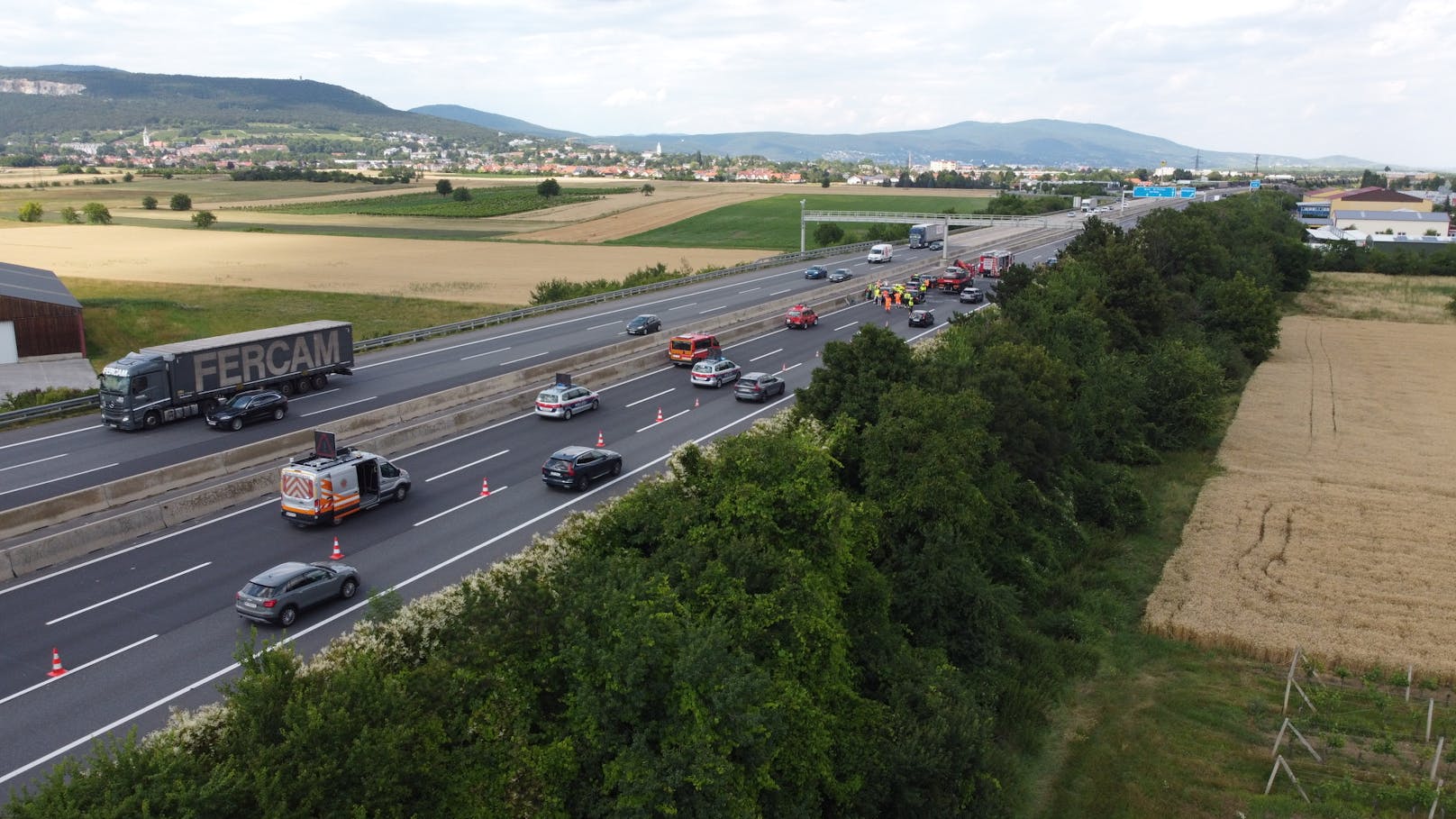 Ein Unfall mit 10 Fahrzeugen sorgte am 15. Juli 2020 auf der A2 bei Kottingbrunn für einen kilometerlangen Stau.