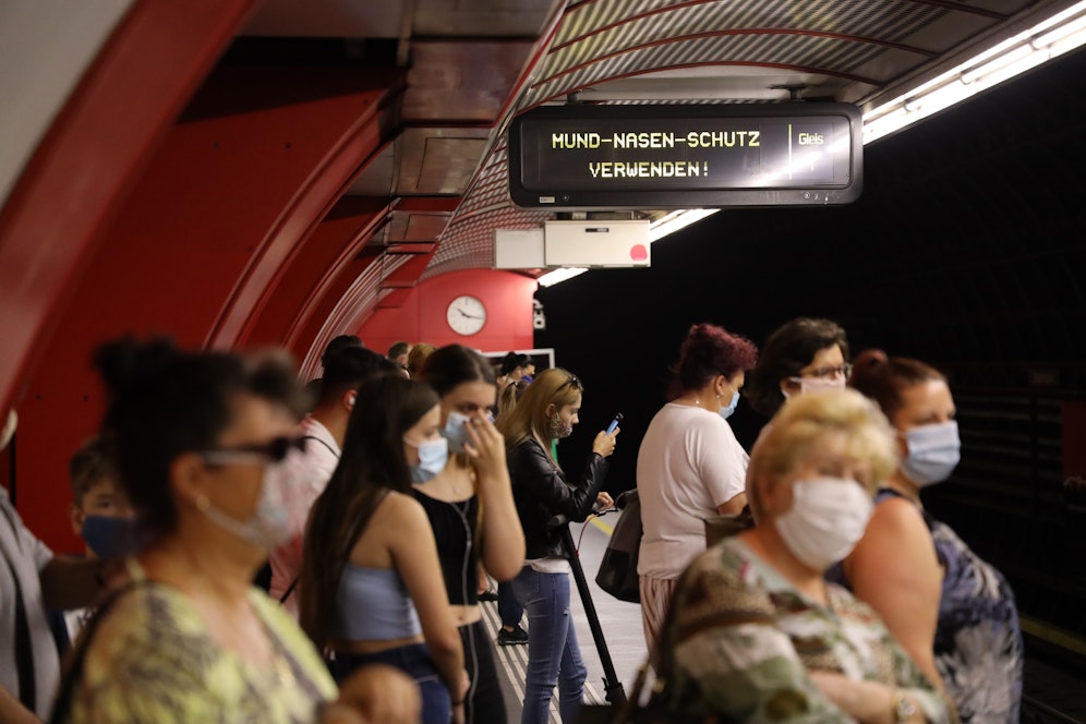 Wiener in einer U-Bahn-Station