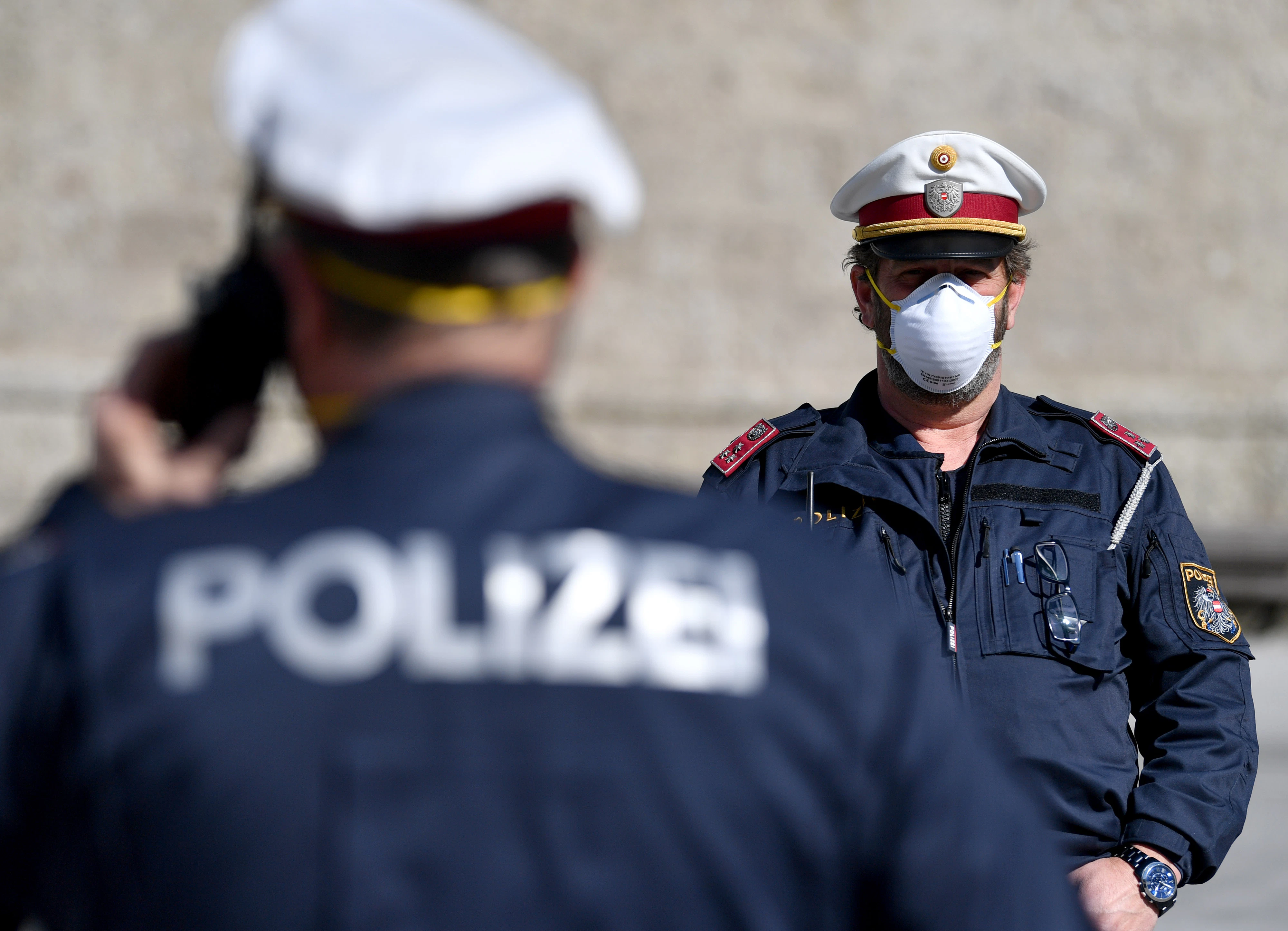 Polizisten mit Mund- und Nasenschutz auf Streife in der Salzburger Innenstadt am Donnerstag, 2. April 2020.