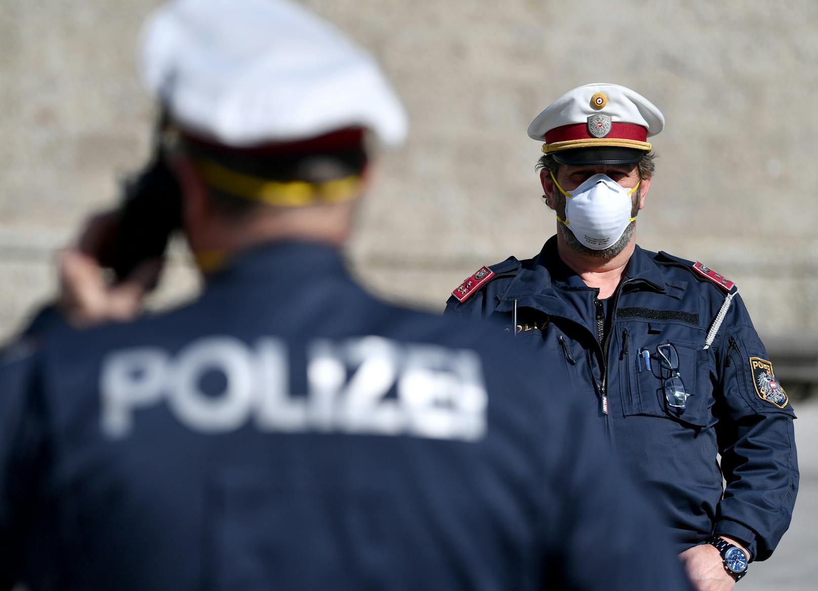 Polizisten mit Mund- und Nasenschutz auf Streife in der Salzburger Innenstadt (Symbolfoto)