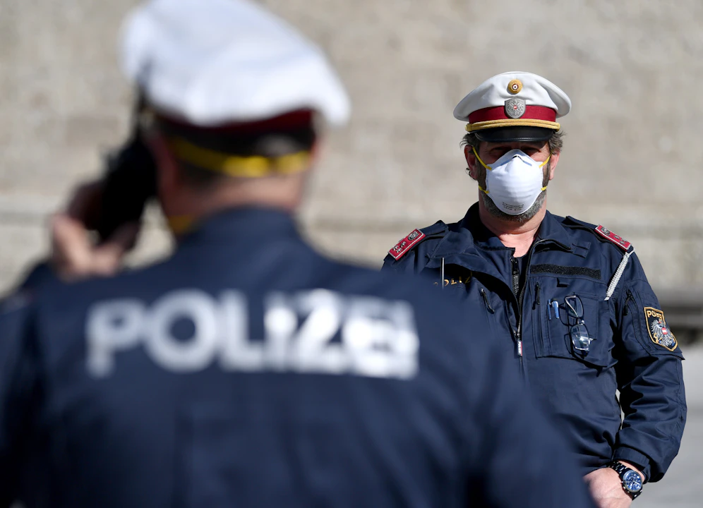 Polizisten mit Mund- und Nasenschutz auf Streife in der Salzburger Innenstadt (Symbolfoto)