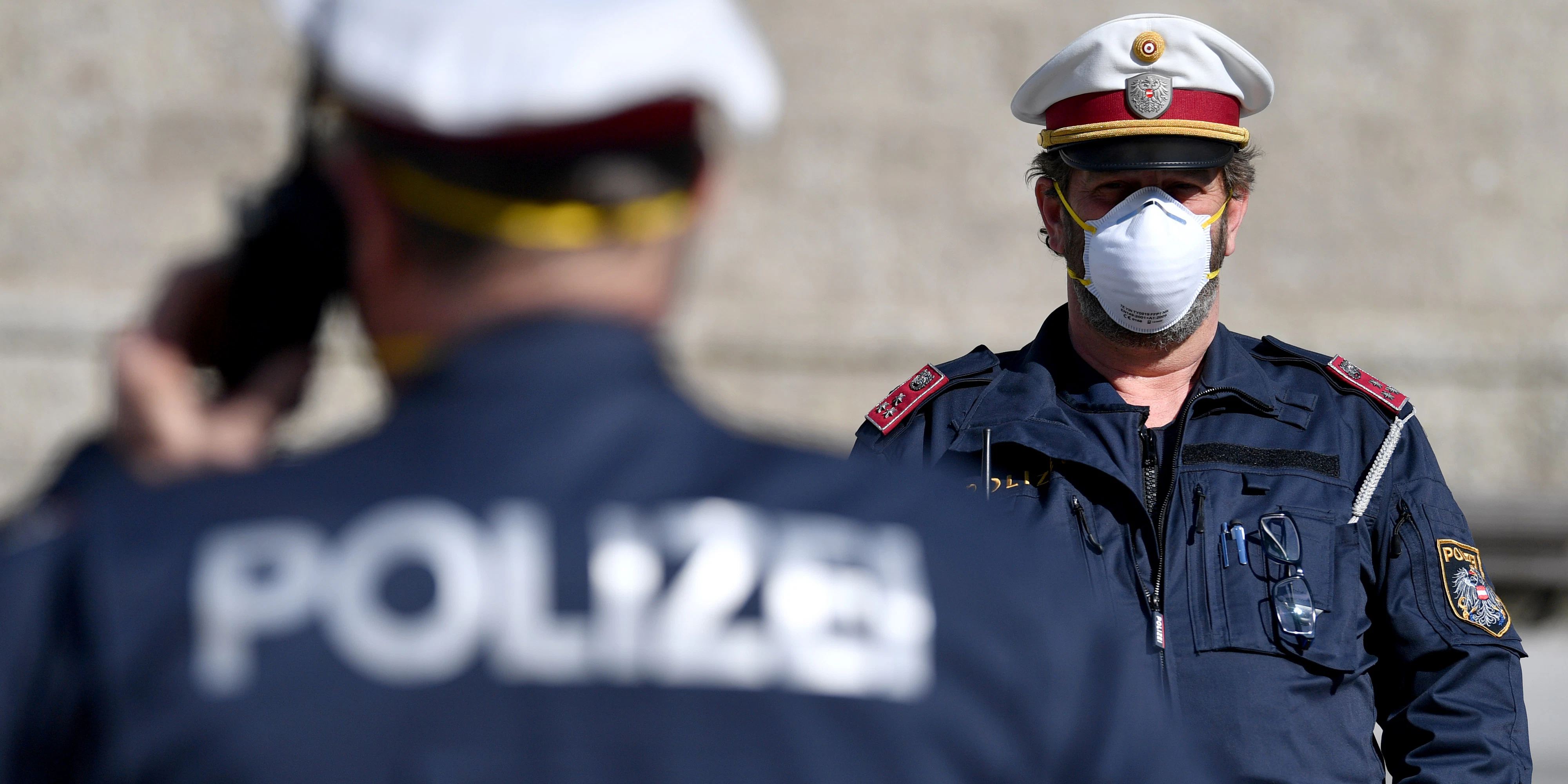 Polizisten mit Mund- und Nasenschutz auf Streife in der Salzburger Innenstadt am Donnerstag, 2. April 2020.