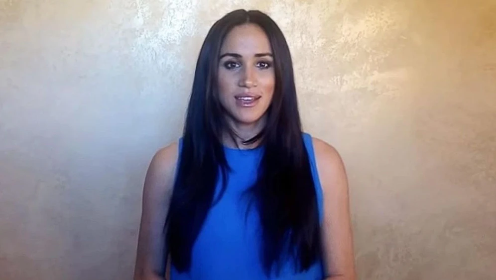 Meghan Markle zeigt sich mit langen und glatten Haaren.
