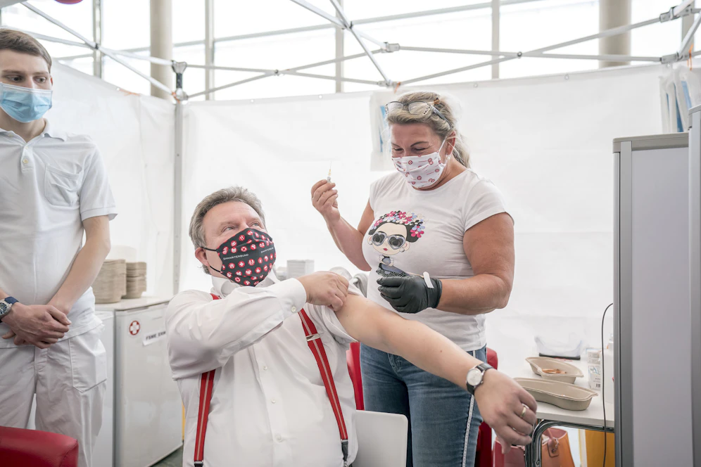 Stadtchef Michael Ludwig machte es vor, tausende Wiener folgten seinem Beispiel. Aufgrund des großen Interesses erweitert die Stadt das Angebot nun um 800 zusätzliche Termine.&nbsp;