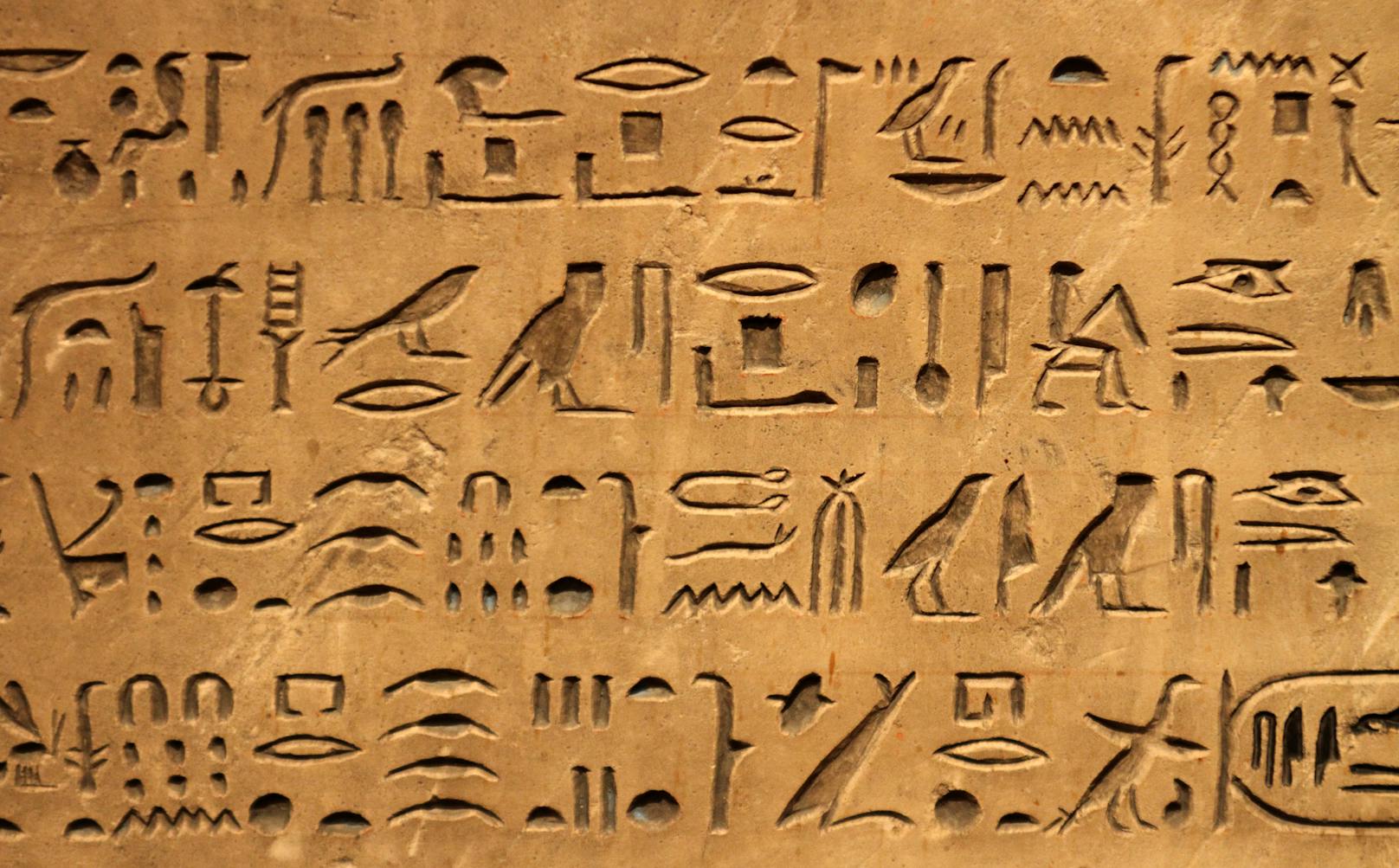 Die zufällige Entdeckung des Rosetta-Steins im Jahr 1799 hat die Ägypten-Forschung maßgeblich beeinflusst und ermöglichte es Forschern, viele Hieroglyphen zu entschlüsseln.<br>