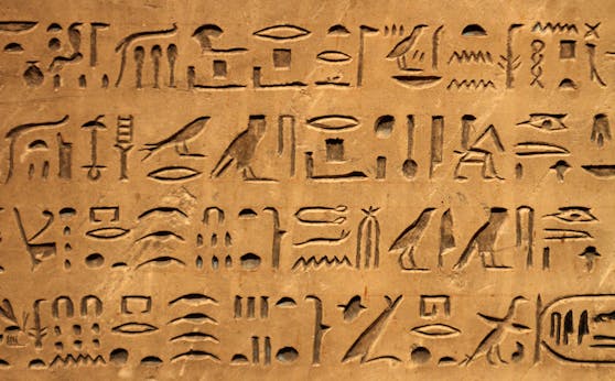 Die zufällige Entdeckung des Rosetta-Steins im Jahr 1799 hat die Ägypten-Forschung maßgeblich beeinflusst und ermöglichte es Forschern, viele Hieroglyphen zu entschlüsseln.